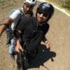 Uçmakdere’de Marmara Denizi ve yeşil yamaçlar üzerinde tandem yamaç paraşütü uçuşu