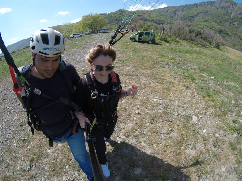 Uçmakdere’de deniz ve yeşil yamaçlar üzerinde yamaç paraşütü uçuşu